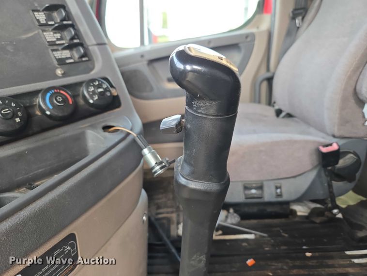 image for item ET5224 2013 Freightliner Cascadia semi truck