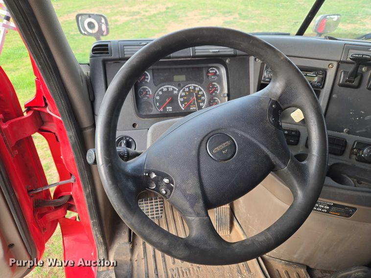 image for item ET5224 2013 Freightliner Cascadia semi truck