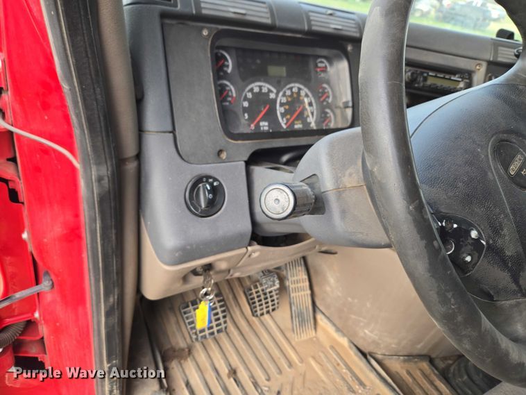 image for item ET5224 2013 Freightliner Cascadia semi truck