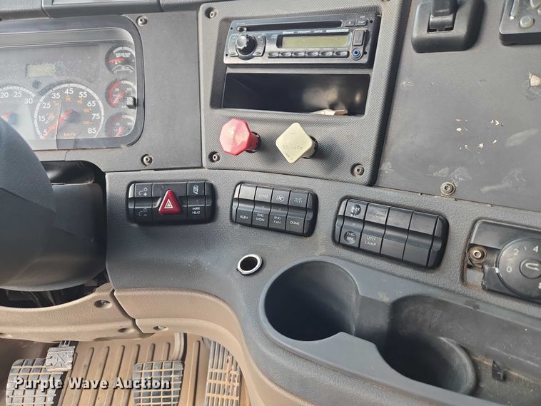 image for item ET5224 2013 Freightliner Cascadia semi truck