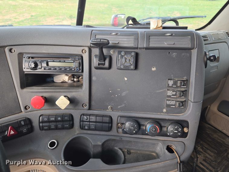 image for item ET5224 2013 Freightliner Cascadia semi truck