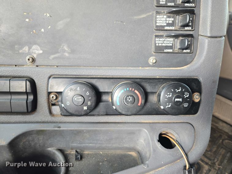 image for item ET5224 2013 Freightliner Cascadia semi truck