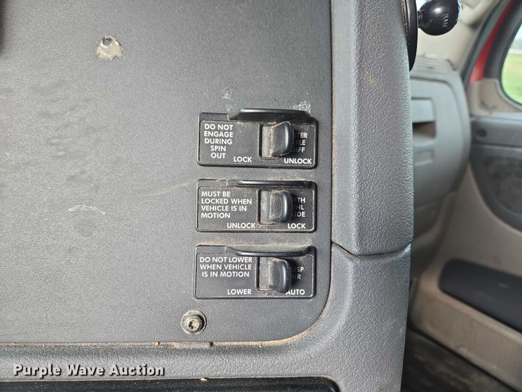 image for item ET5224 2013 Freightliner Cascadia semi truck