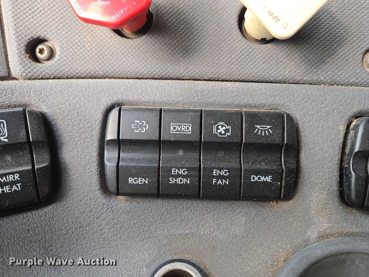 image for item ET5224 2013 Freightliner Cascadia semi truck