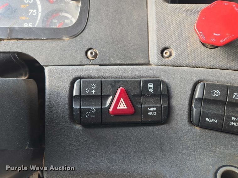 image for item ET5224 2013 Freightliner Cascadia semi truck