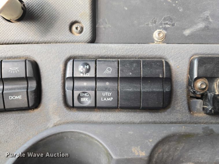 image for item ET5224 2013 Freightliner Cascadia semi truck