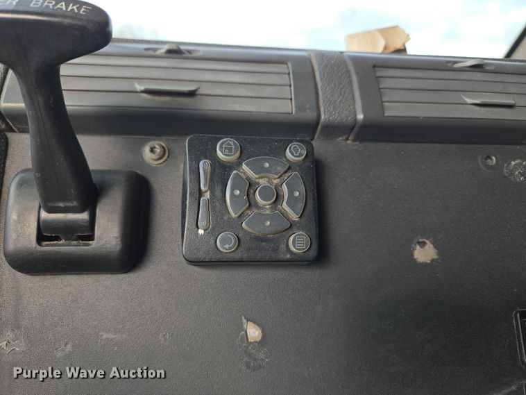 image for item ET5224 2013 Freightliner Cascadia semi truck