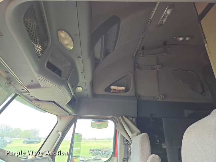 image for item ET5224 2013 Freightliner Cascadia semi truck