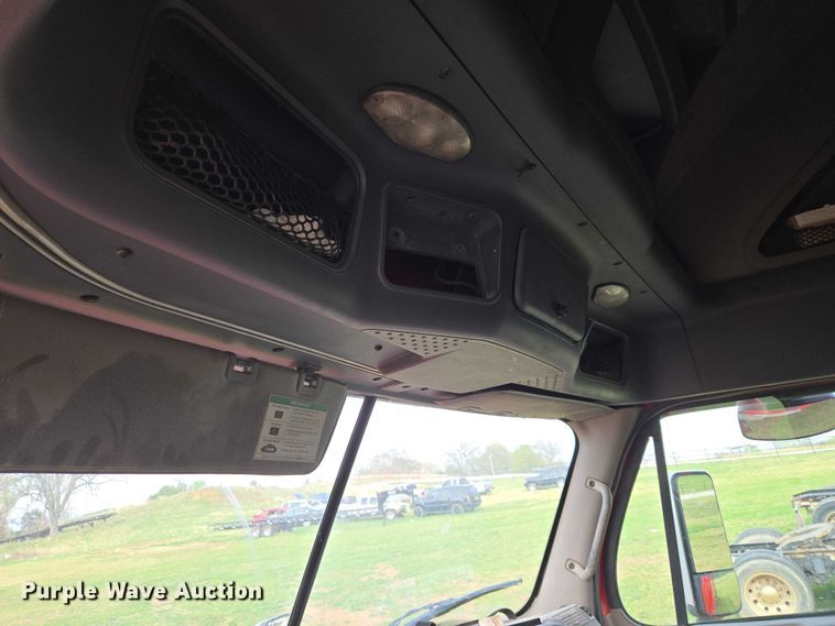 image for item ET5224 2013 Freightliner Cascadia semi truck