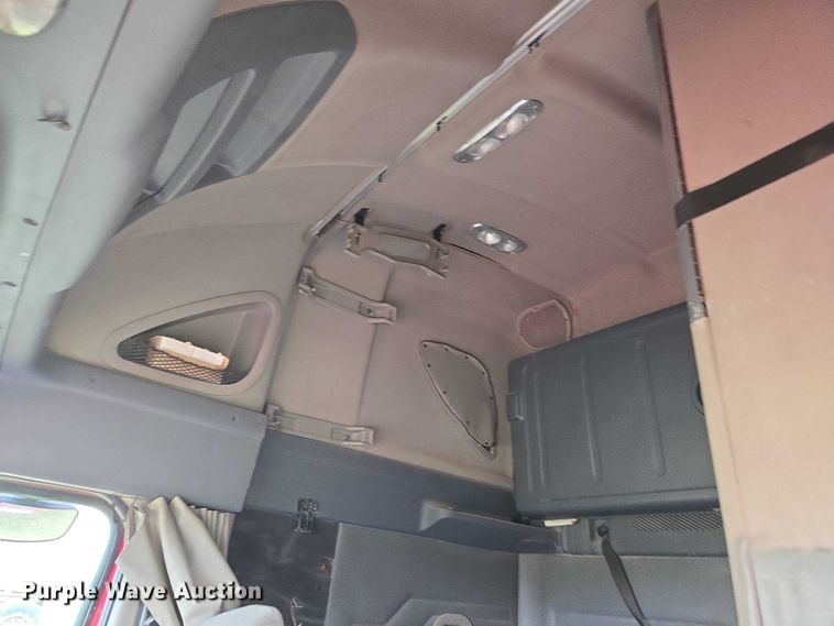 image for item ET5224 2013 Freightliner Cascadia semi truck