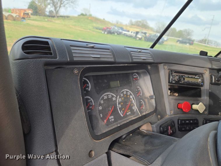 image for item ET5224 2013 Freightliner Cascadia semi truck