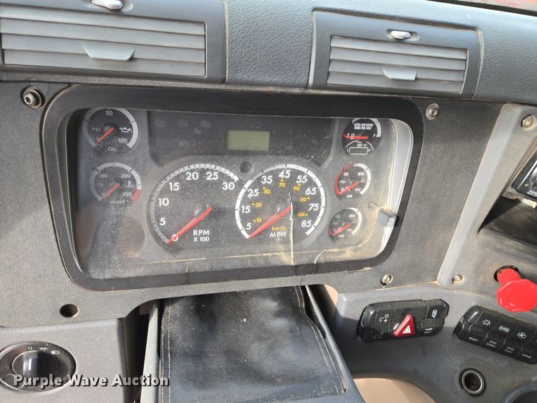 image for item ET5224 2013 Freightliner Cascadia semi truck