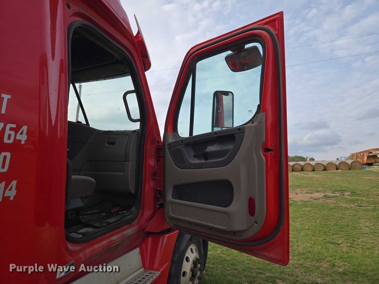 image for item ET5224 2013 Freightliner Cascadia semi truck