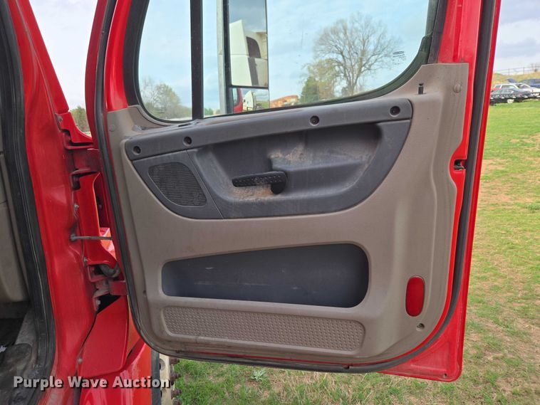 image for item ET5224 2013 Freightliner Cascadia semi truck