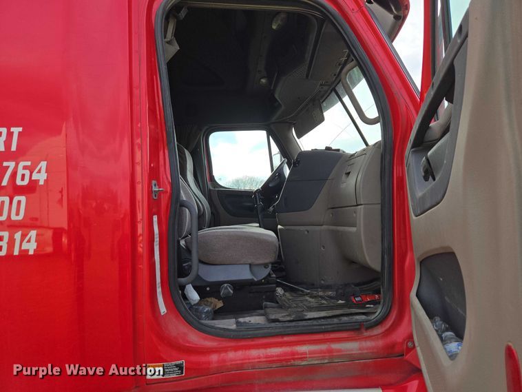 image for item ET5224 2013 Freightliner Cascadia semi truck