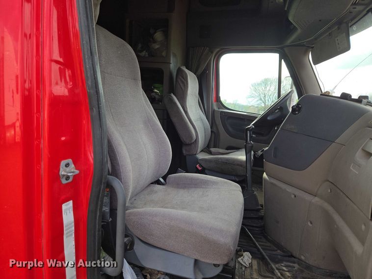 image for item ET5224 2013 Freightliner Cascadia semi truck