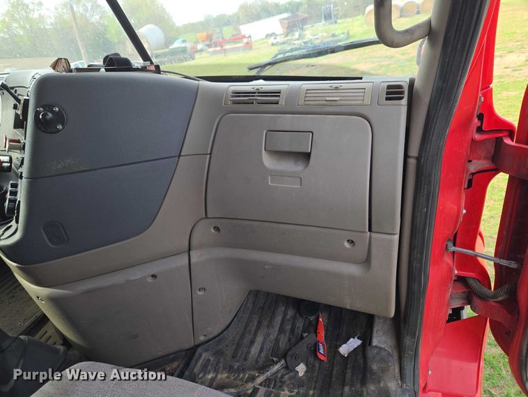 image for item ET5224 2013 Freightliner Cascadia semi truck