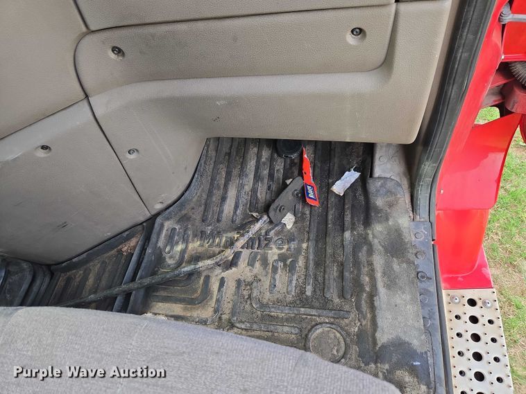 image for item ET5224 2013 Freightliner Cascadia semi truck