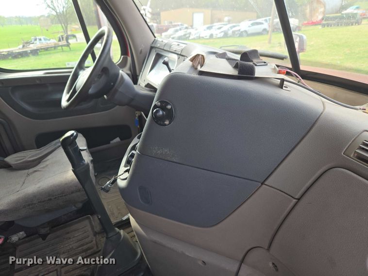 image for item ET5224 2013 Freightliner Cascadia semi truck