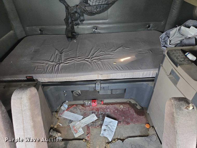 image for item ET5224 2013 Freightliner Cascadia semi truck