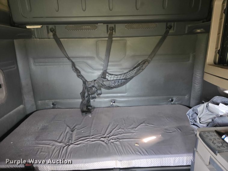 image for item ET5224 2013 Freightliner Cascadia semi truck