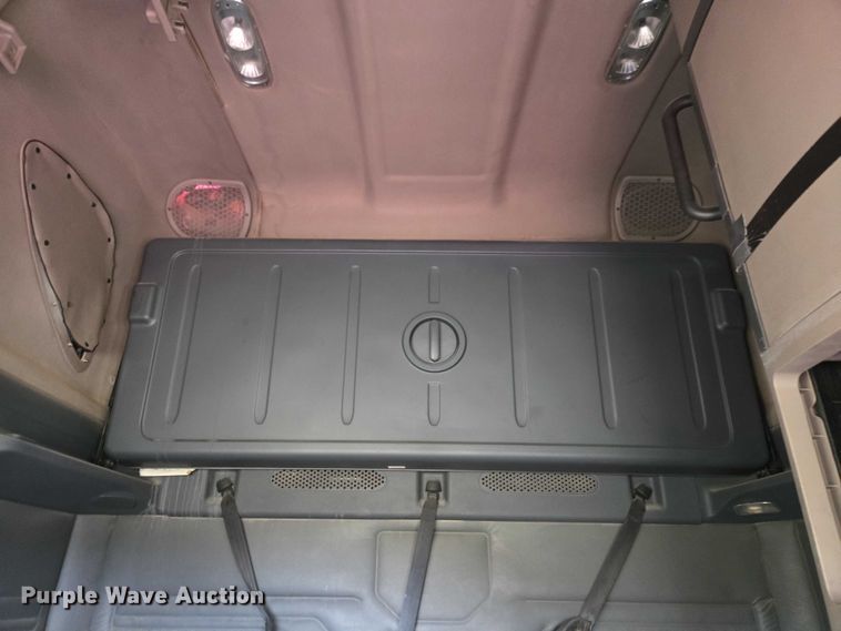 image for item ET5224 2013 Freightliner Cascadia semi truck