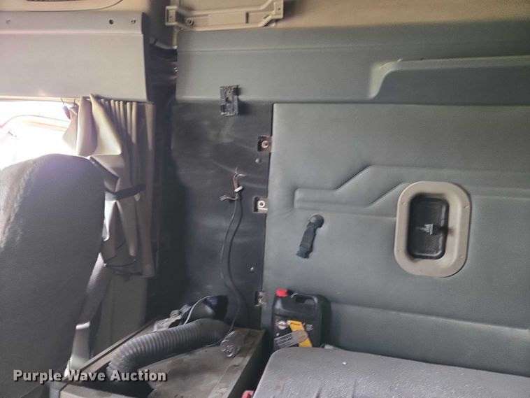 image for item ET5224 2013 Freightliner Cascadia semi truck