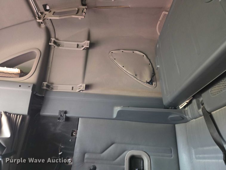 image for item ET5224 2013 Freightliner Cascadia semi truck