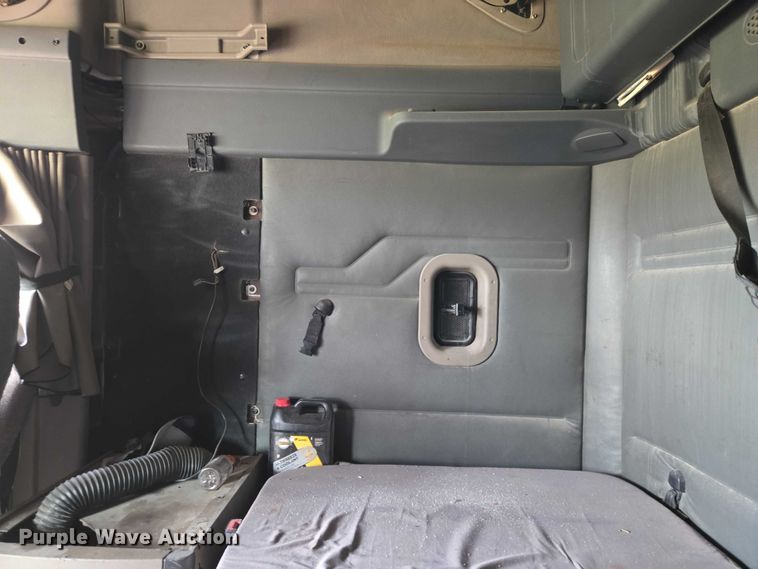 image for item ET5224 2013 Freightliner Cascadia semi truck