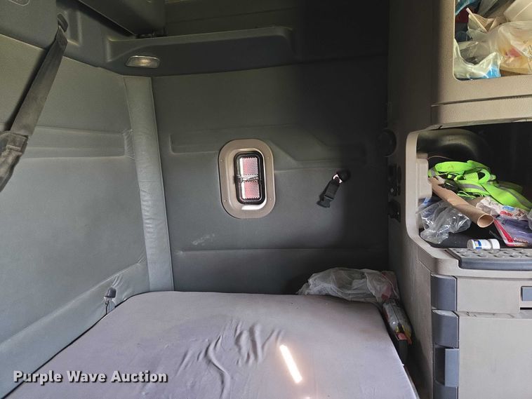 image for item ET5224 2013 Freightliner Cascadia semi truck