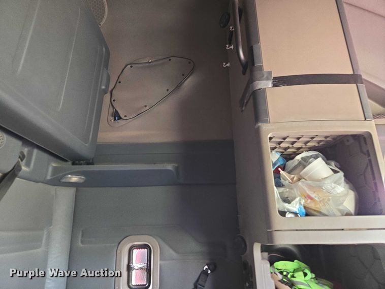 image for item ET5224 2013 Freightliner Cascadia semi truck