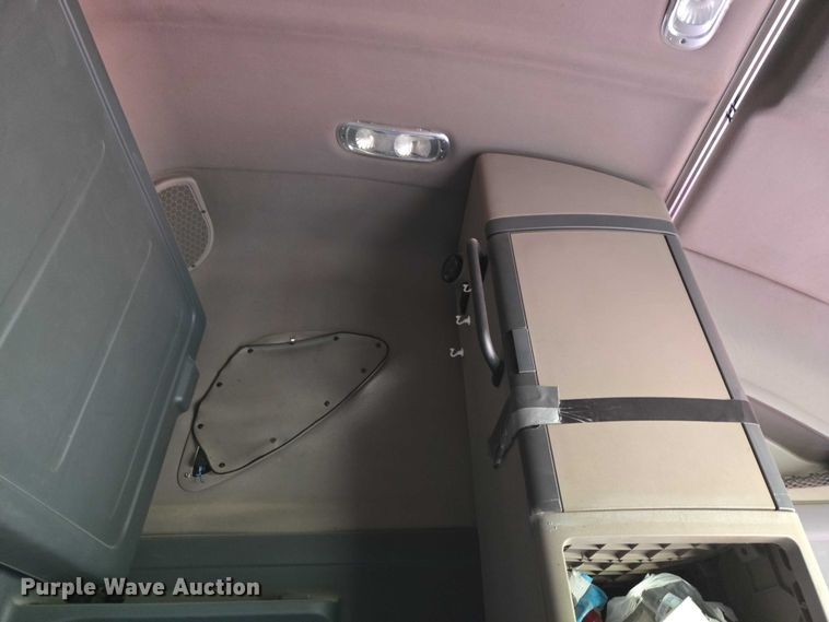 image for item ET5224 2013 Freightliner Cascadia semi truck