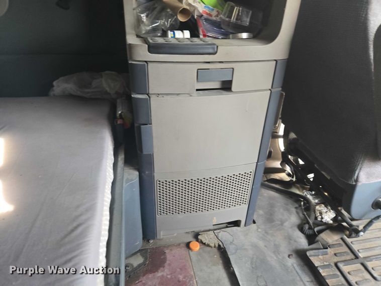 image for item ET5224 2013 Freightliner Cascadia semi truck