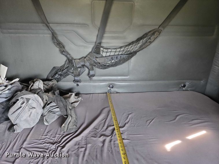 image for item ET5224 2013 Freightliner Cascadia semi truck