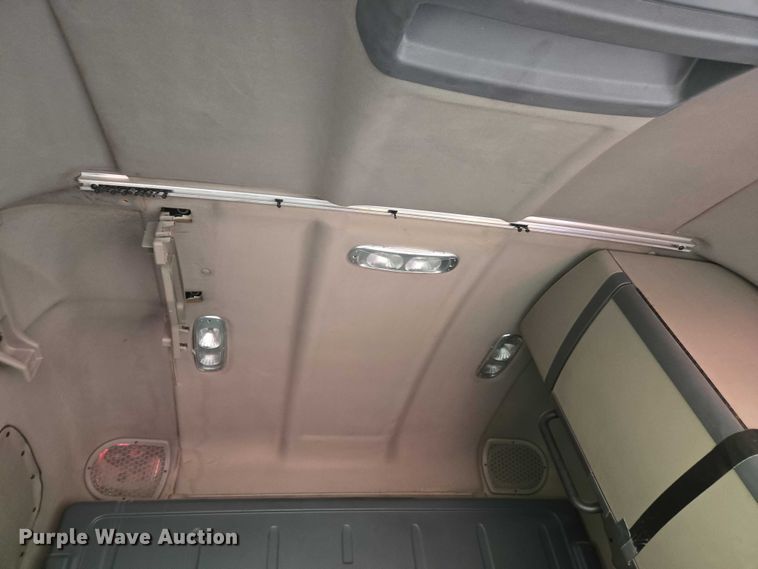 image for item ET5224 2013 Freightliner Cascadia semi truck