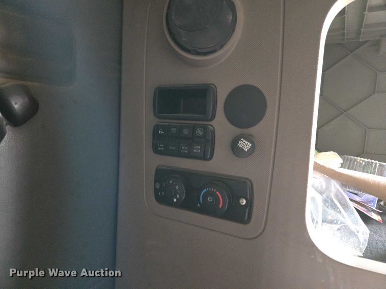 image for item ET5224 2013 Freightliner Cascadia semi truck