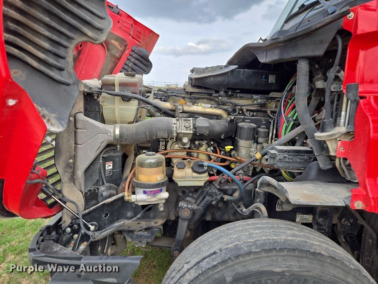 image for item ET5224 2013 Freightliner Cascadia semi truck