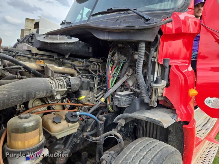 image for item ET5224 2013 Freightliner Cascadia semi truck