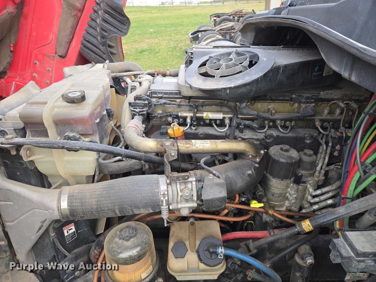 image for item ET5224 2013 Freightliner Cascadia semi truck