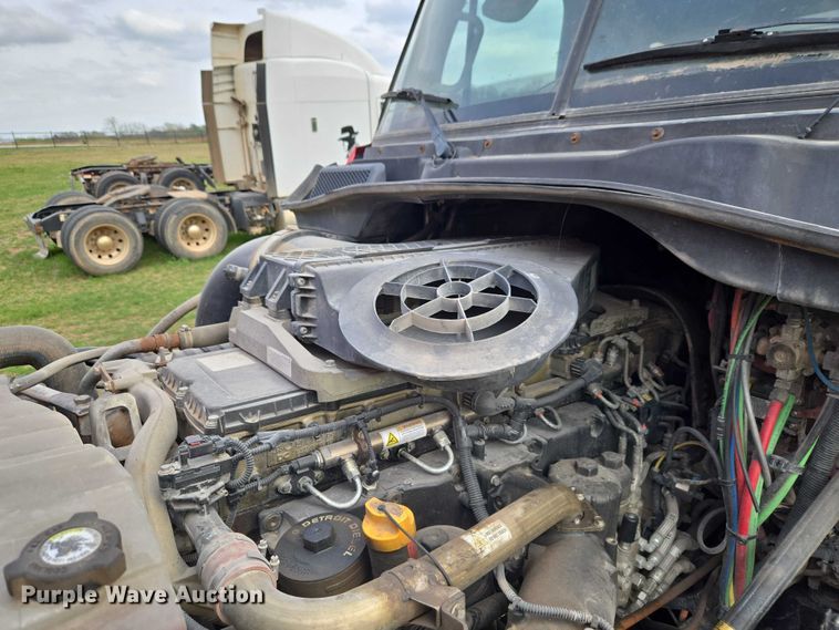 image for item ET5224 2013 Freightliner Cascadia semi truck