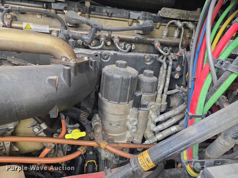 image for item ET5224 2013 Freightliner Cascadia semi truck