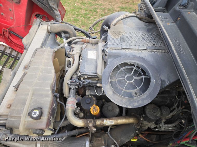 image for item ET5224 2013 Freightliner Cascadia semi truck