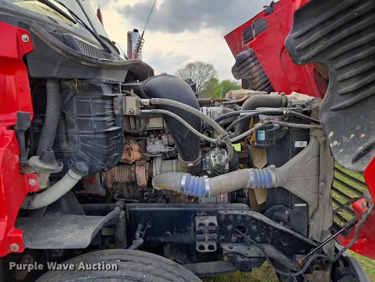 image for item ET5224 2013 Freightliner Cascadia semi truck