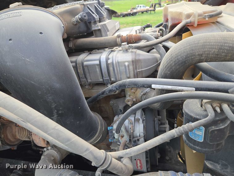 image for item ET5224 2013 Freightliner Cascadia semi truck