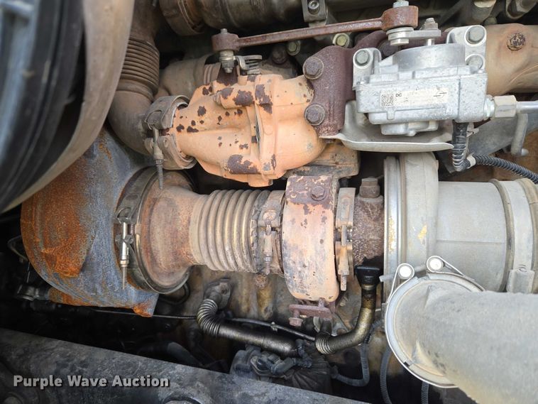 image for item ET5224 2013 Freightliner Cascadia semi truck