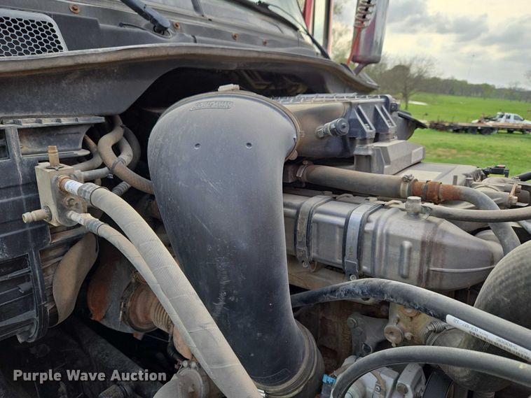 image for item ET5224 2013 Freightliner Cascadia semi truck