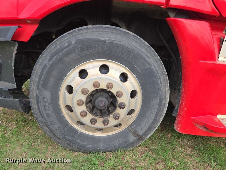 image for item ET5224 2013 Freightliner Cascadia semi truck