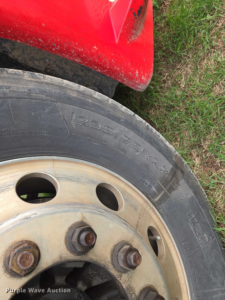 image for item ET5224 2013 Freightliner Cascadia semi truck