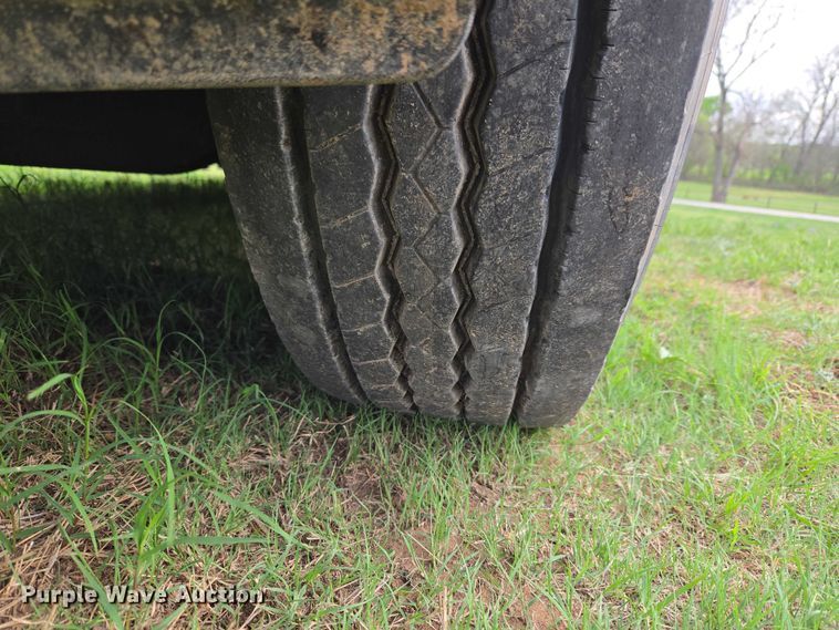 image for item ET5224 2013 Freightliner Cascadia semi truck