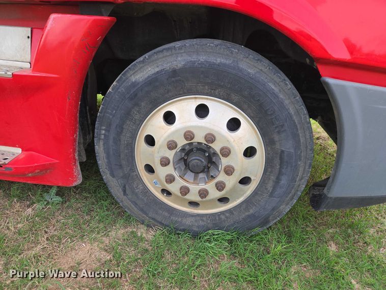 image for item ET5224 2013 Freightliner Cascadia semi truck